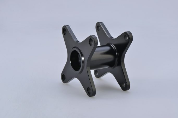 Support en métal noir en forme d'étoile pour fixation.