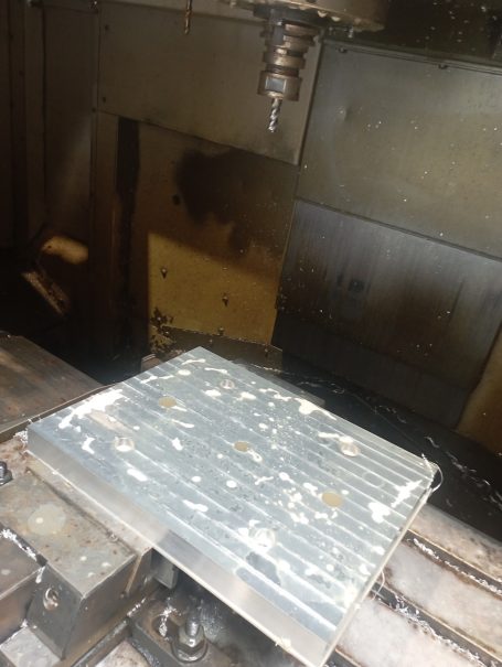 Surface en aluminium usinée sur une machine-outil avec des copeaux métalliques.