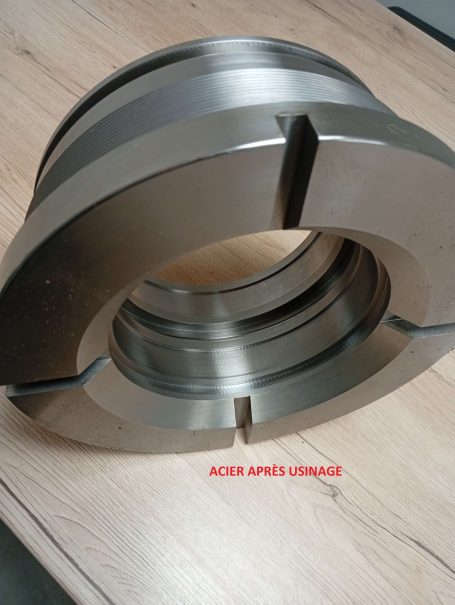 Dispositif en métal circulaire avec des fentes et des couches superposées.